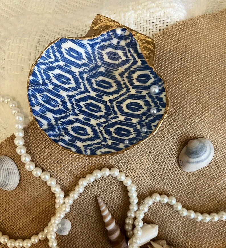 Large Blue and white patterned scallop shell, photo 2