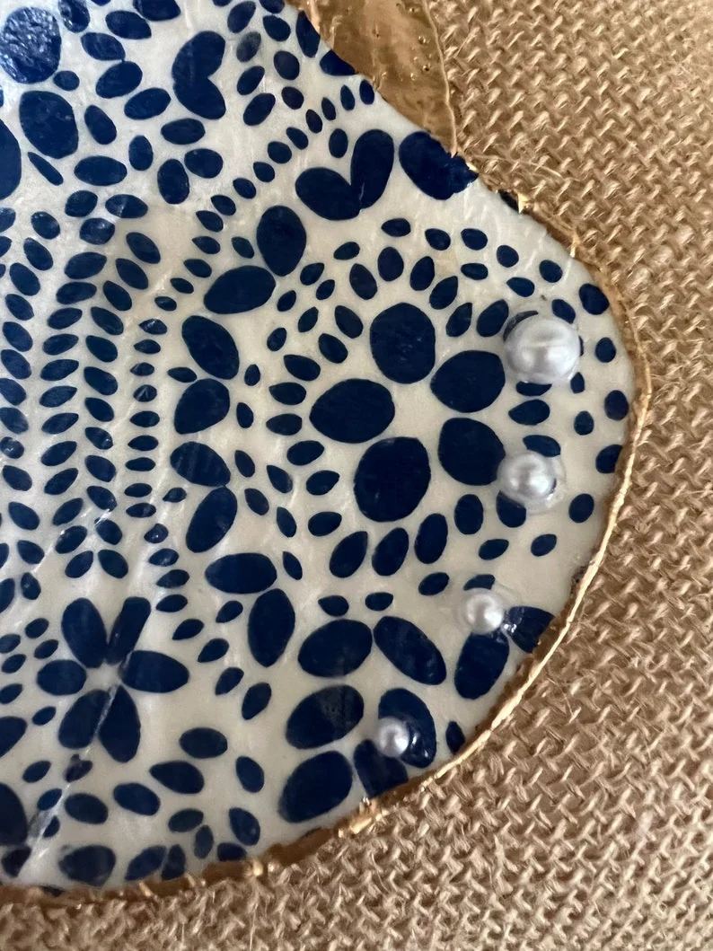 Large blue and white dot patterned scallop shell, photo 2