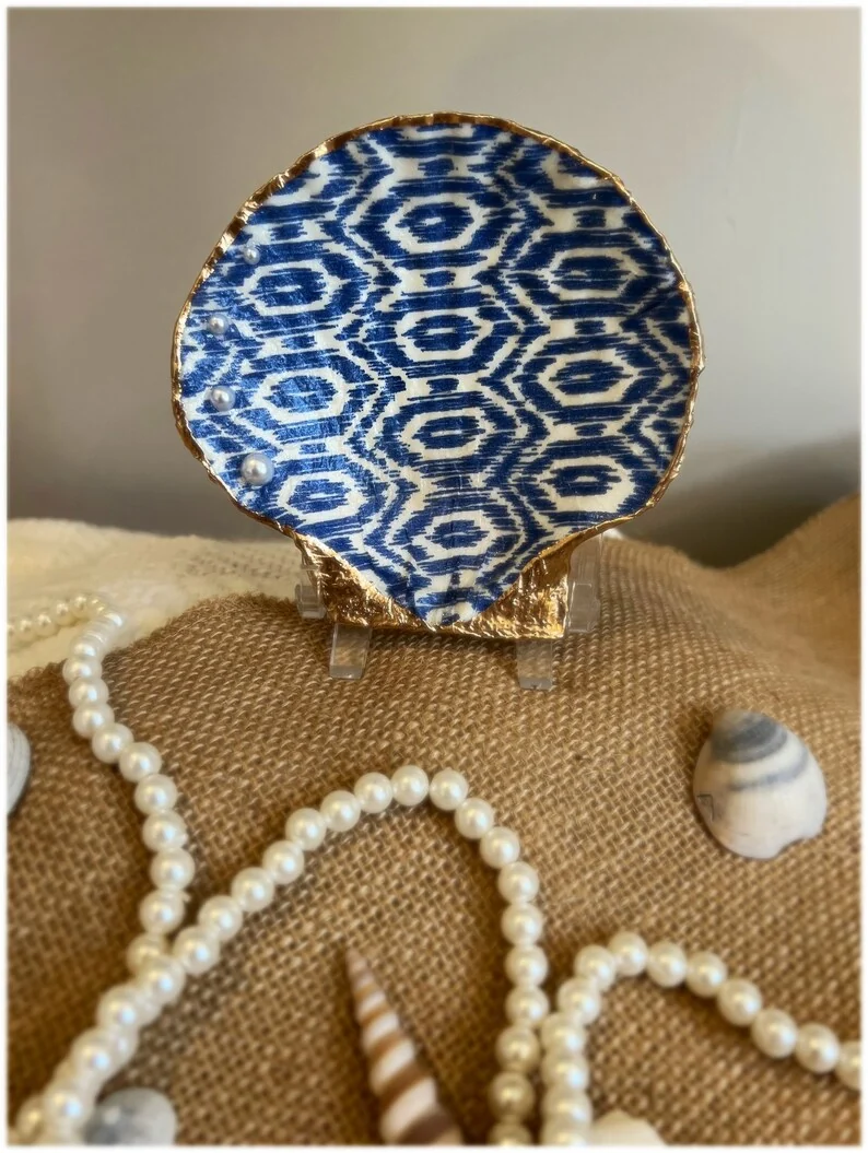 Large Blue and white patterned scallop shell, photo 3
