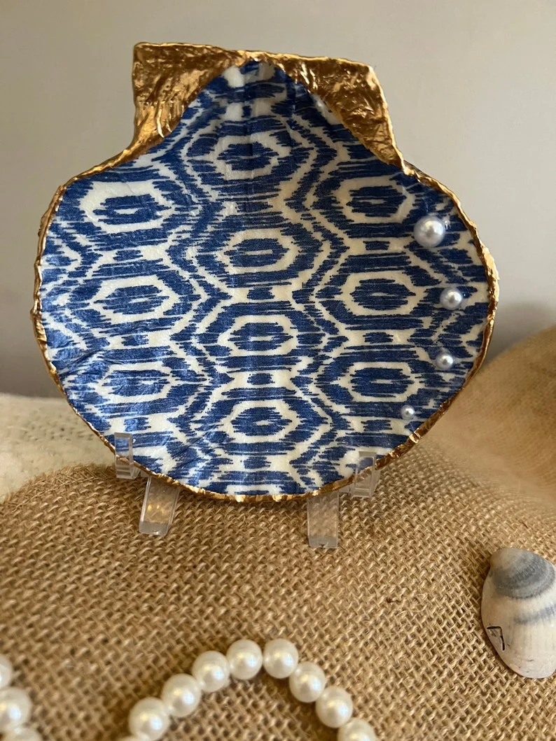 Large Blue and white patterned scallop shell, photo 6