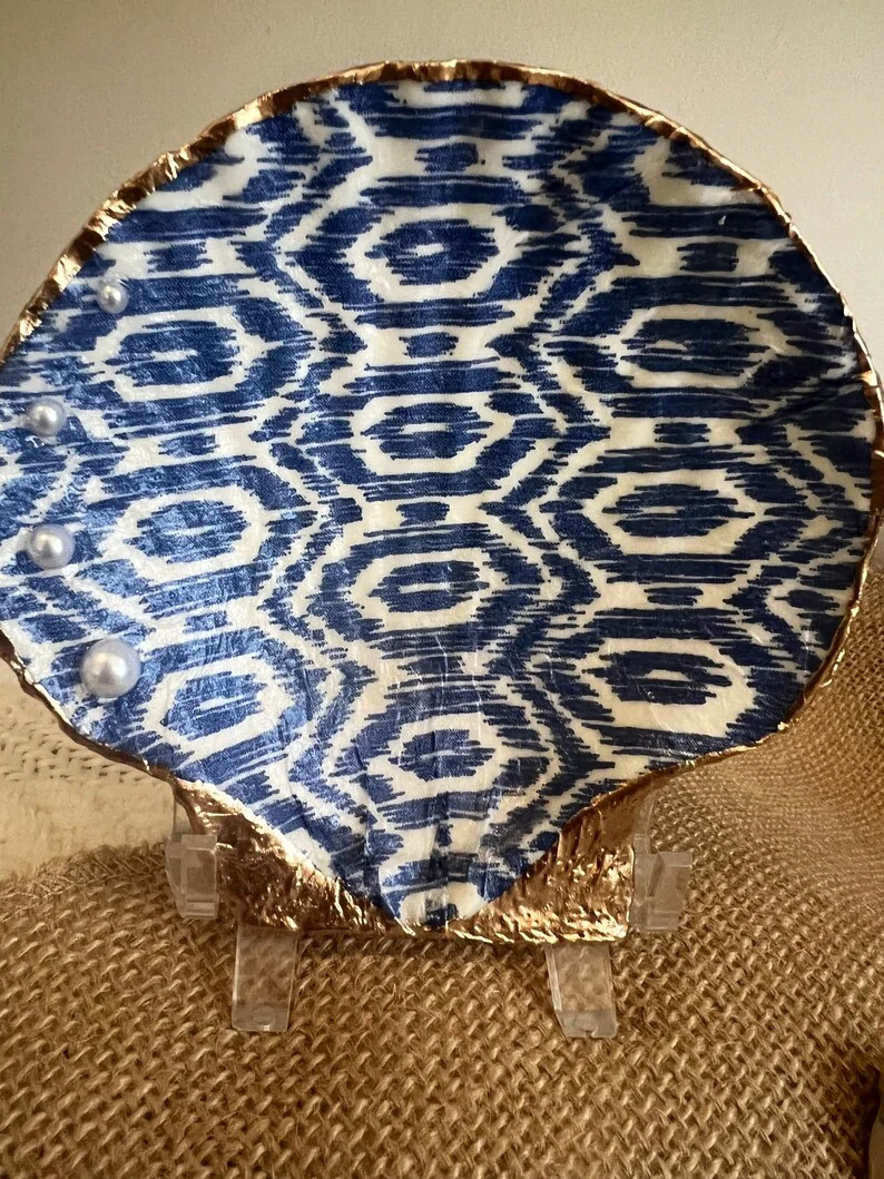 Large Blue and white patterned scallop shell, photo 8