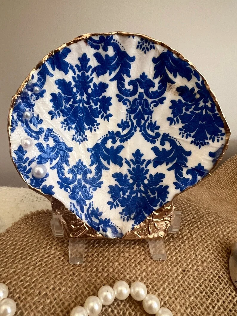 Large Blue and white damask scallop shell with pearls, photo 3