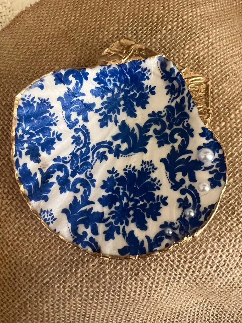Large Blue and white damask scallop shell with pearls, photo 2