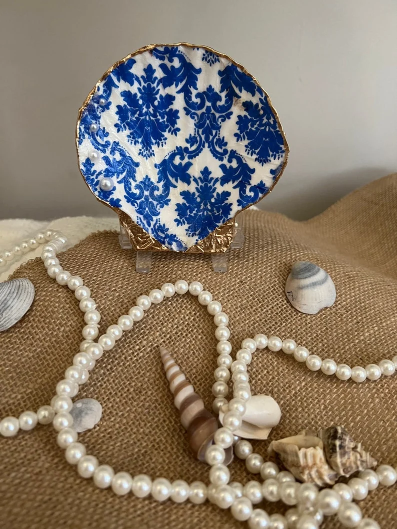 Large Blue and white damask scallop shell with pearls, photo 5