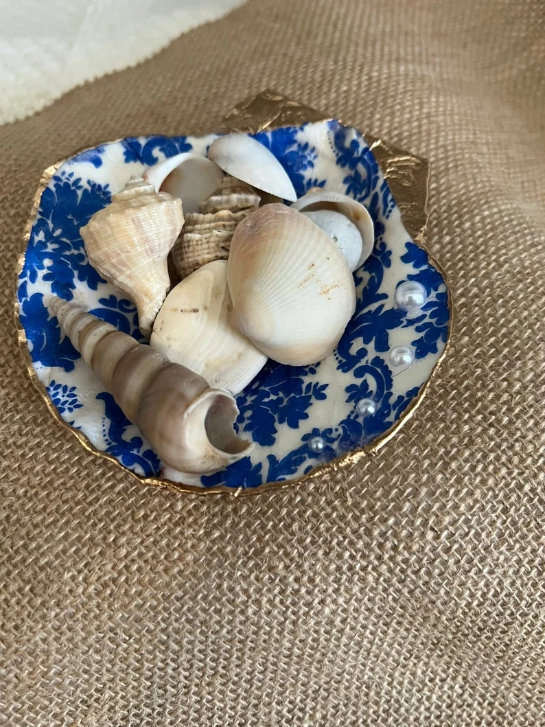 Large Blue and white damask scallop shell with pearls, photo 7