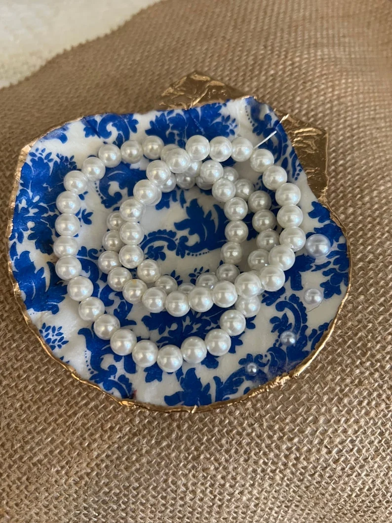 Large Blue and white damask scallop shell with pearls, photo 10