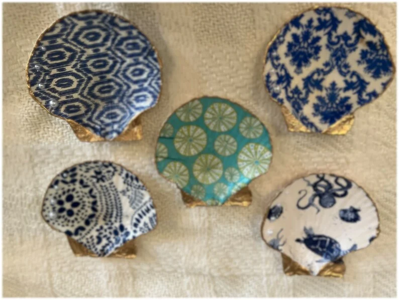 Large blue and white dot patterned scallop shell, photo 3