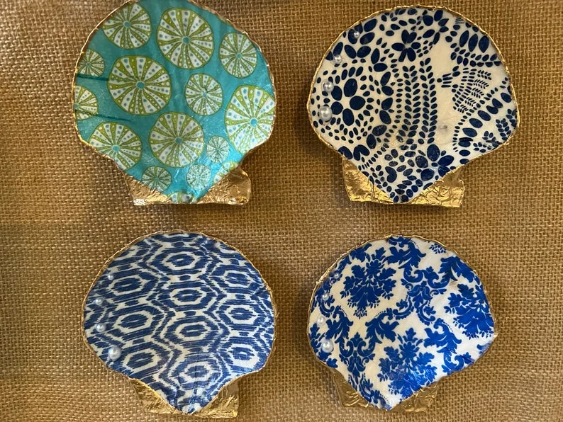 Large blue and white dot patterned scallop shell, photo 4