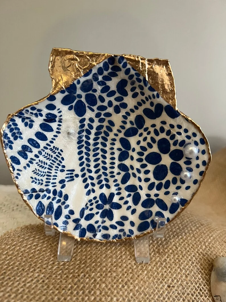 Large blue and white dot patterned scallop shell, photo 6