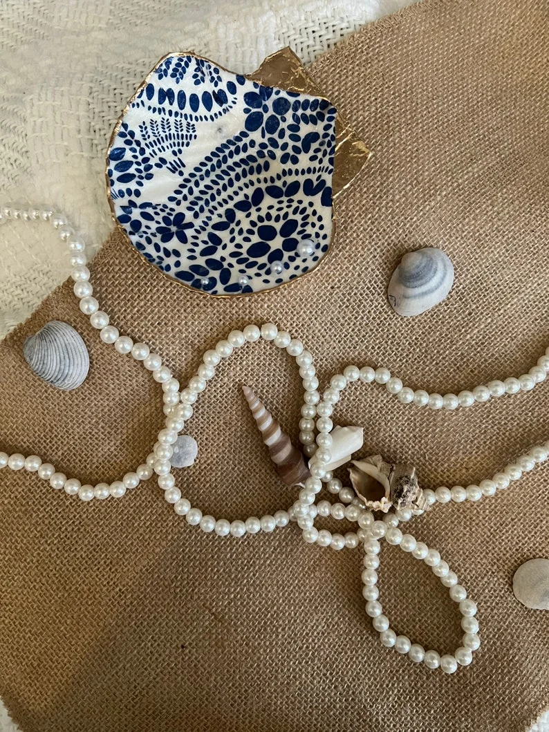 Large blue and white dot patterned scallop shell, photo 5