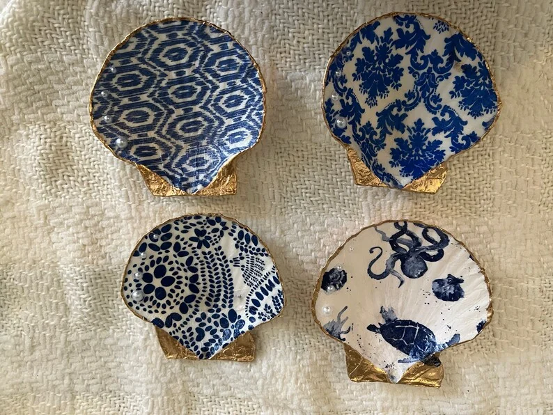 Large blue and white dot patterned scallop shell, photo 7