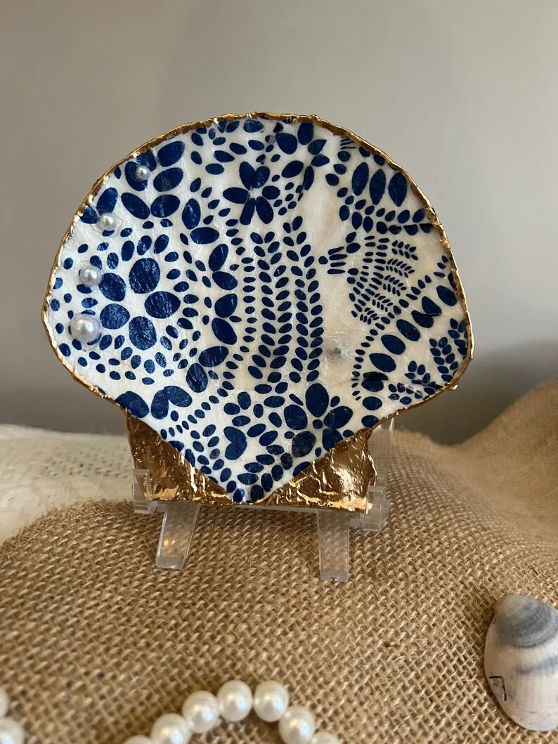 Large blue and white dot patterned scallop shell, photo 8