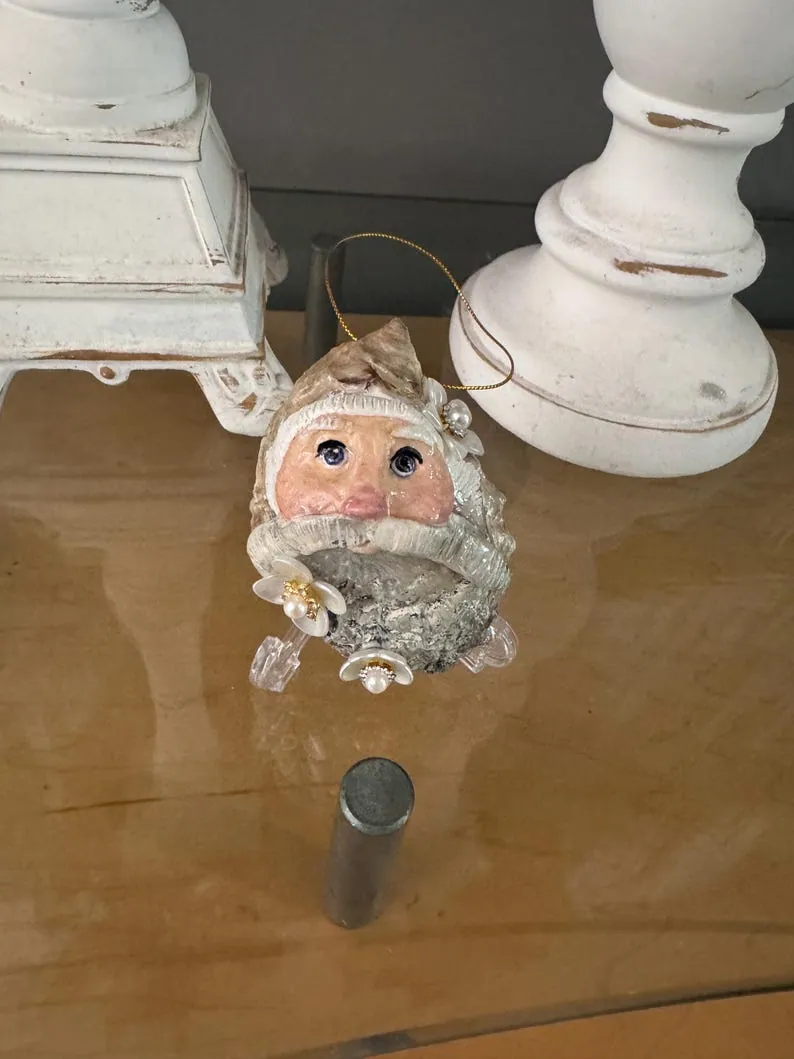 Seaside Santa hand sculpted on an oyster shell with dimensional flowers, photo 3