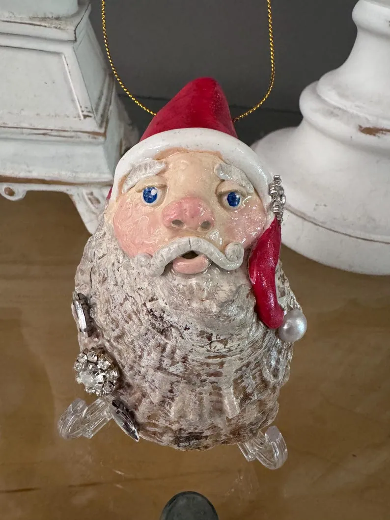 Hand sculpted Santa on an oyster shell with rhinestone accent, photo 2