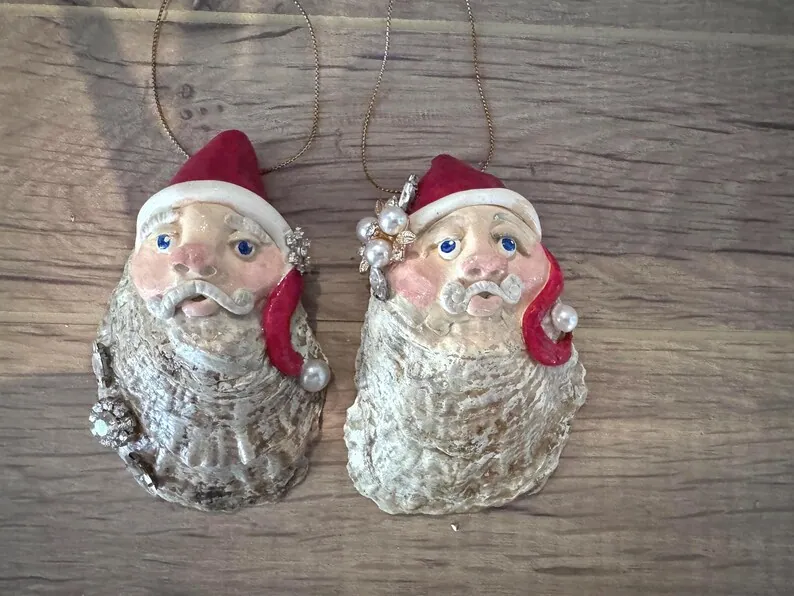 Hand sculpted Santa on an oyster shell with rhinestone accent, photo 3