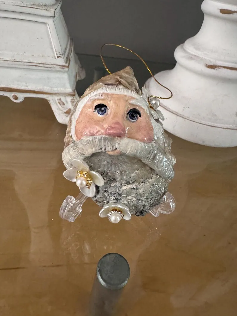 Seaside Santa hand sculpted on an oyster shell with dimensional flowers, photo 2