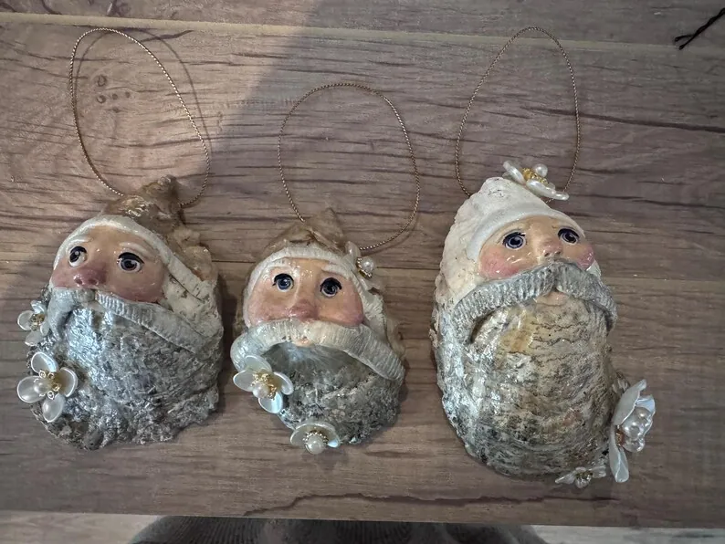 Seaside Santa hand sculpted on an oyster shell with dimensional flowers, photo 4