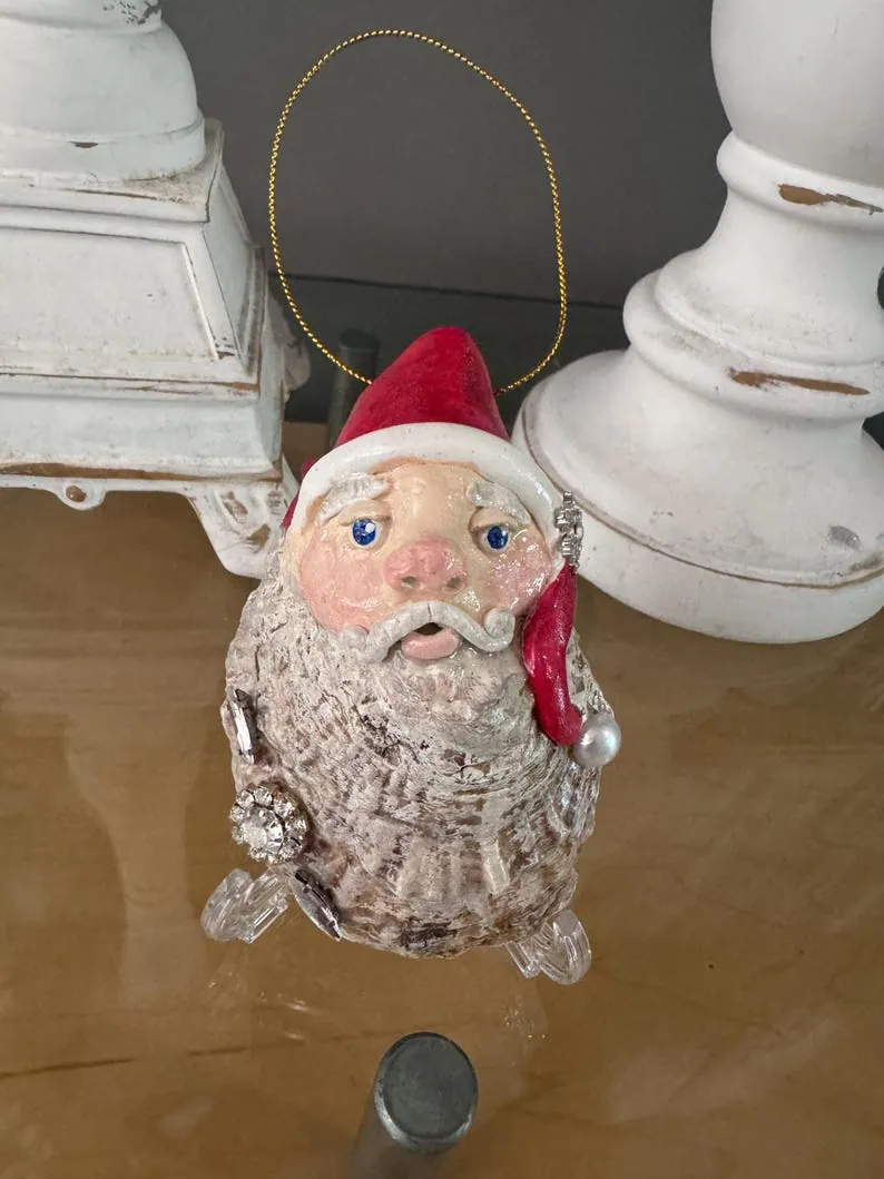 Hand sculpted Santa on an oyster shell with rhinestone accent, photo 4